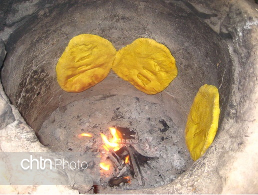 ساخت تنور محلی پخت نان در خراسان شمالی، میراث گذشتگان برای امروز